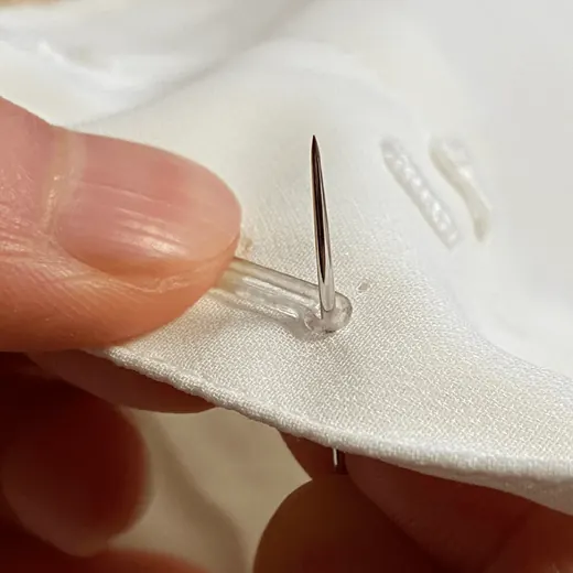 生地の下から針を通し、ルーポンの穴に通すところ