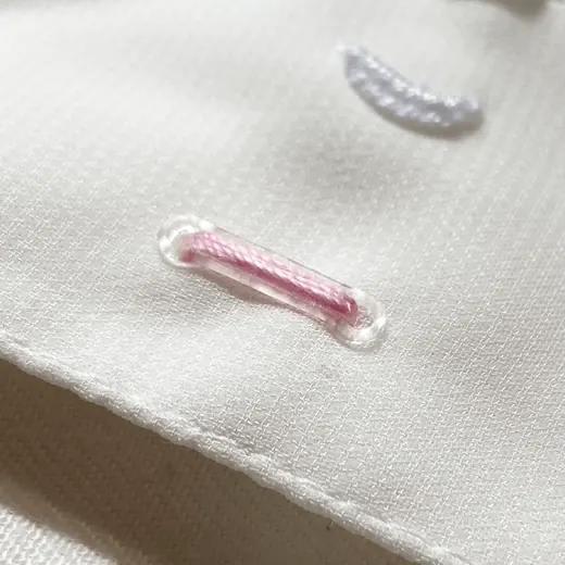ピンクの糸でルーポンが取り付けられ、完成したムシ